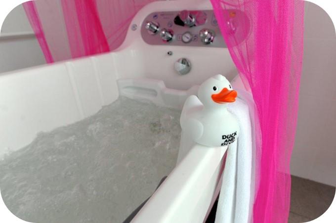 Ingerichte badkamer met bubbelbad
